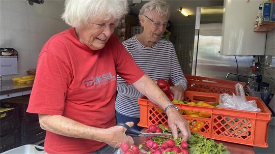Fröhliches Duo: Irma Herde und Elke Schneider arbeiten bei Buxtehuder helfen immer Hand in Hand.