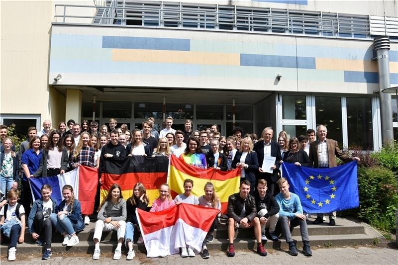 Gymnasium Süd bleibt weiter eine Europa-Schule Fröhliches Fahnenschwenken: Die Schüler und Lehrer am Gymnasium Süd feiern ihre zweite Zertifizierung als Europa-Schule. Foto: Felsch