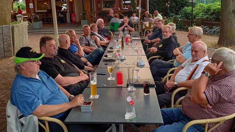 Rollerclub 2000: Fahrspaß für Biker im Kreis Stade seit fast 25 Jahren Fröhliches Treffen des Rollerclubs 2000 beim Stammtisch in Bliedersdorf.