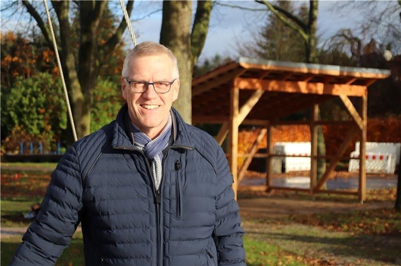 Froh über das Ergebnis: Bürgermeister Hans-Werner Hinck vor der neuen Ausstellungsremise.