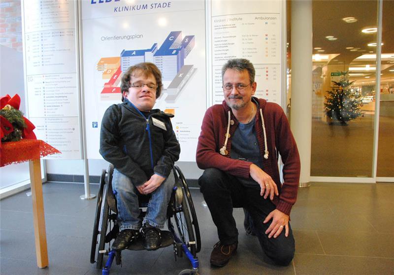 Froh und stolz, Mitarbeiter der Elbe Kliniken zu sein: Max Prigge. Hier mit dem Betriebsratsvorsitzenden, Kai Holm.