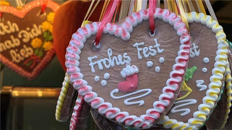 Weihnachtsmarkt in Stade: Das wünschen sich die Standbetreiber Frohes Fest - so steht der fromme Wunsch auf einem Lebkuchenherz am Stand beim Rathaus geschrieben.