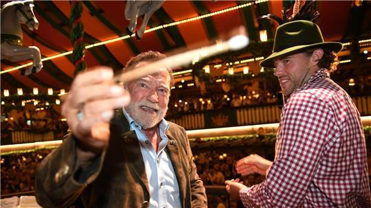 Frohgelaunt griff der „Terminator“ im Marstall-Festzelt zum Taktstock.