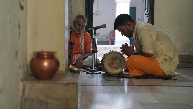 Fromme Lieder hört man im Mukti Bhawan immer.