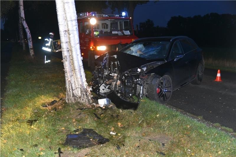 Frontal gegen einen Baum prallt ein Auto auf der K 1 bei Schwinge.