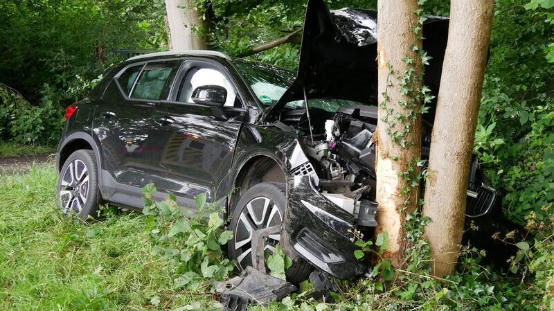 Frontal prallt das Fahrzeug neben der Straße gegen den Baum. 