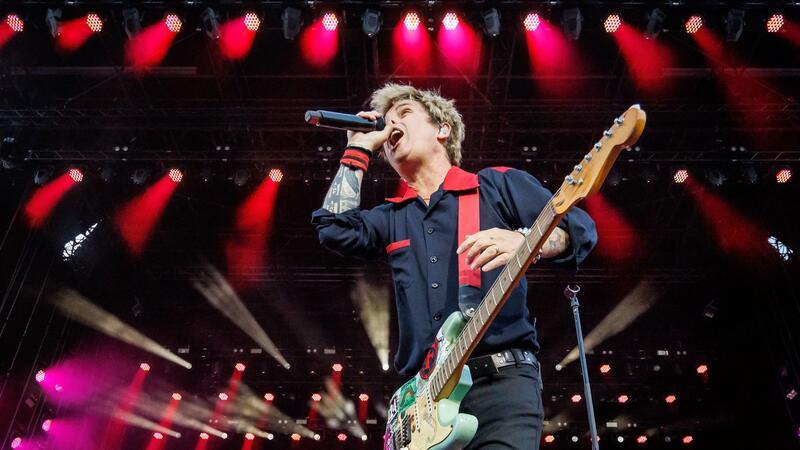 Rock im Park und am Ring mit viel Sonne Frontmann Billie Joe Armstrong von Green Day beim Open-Air-Festival „Rock im Park“.