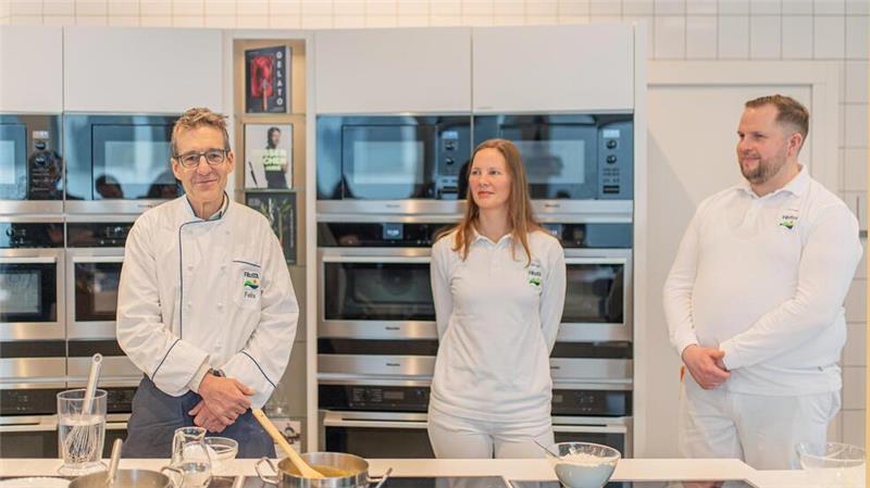 Frosta-Mitarbeiter bekommen 10 Prozent mehr Lohn und mehr Freizeit Frosta-Vorstandsvorsitzender Felix Ahlers steht selbst hinter dem Herd. Nena Knopp und Jasper Faßhauer übertragen die Rezepte auf die Großproduktion.