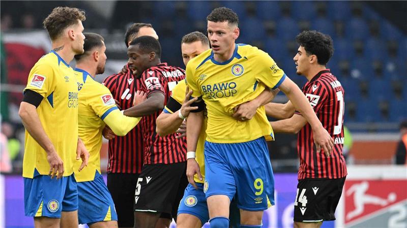 Frühe Rote Karte: Braunschweigs Erencan Yardimci (2.v.r.) muss gegen Hannover schon nach 20 Minuten vom Platz.