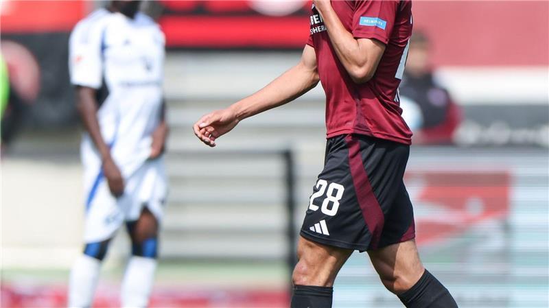 Bärenstarker Dompé führt HSV zum Überzahl-Sieg in Nürnberg Früher Dienstschluss: Janis Antiste trottet nach seiner Roten Karte vom Platz.