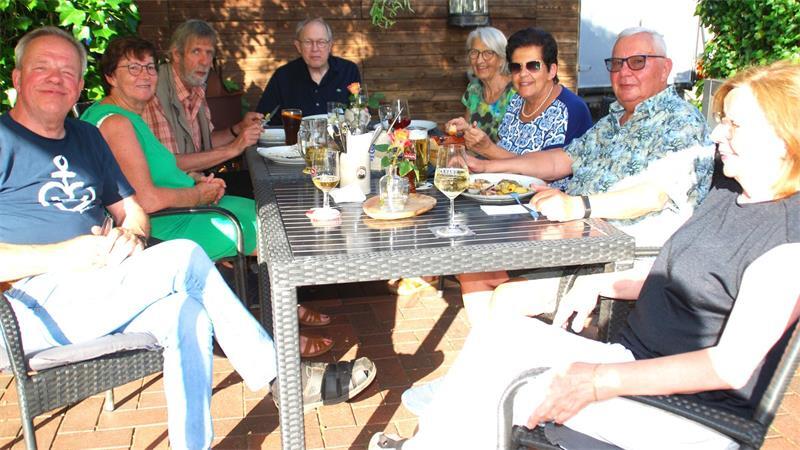 Kiek In: Romantische Abende mit Grill-Büfett in Ahrenswohlde Früher Wirtsleute und heute Stammgäste: Christian (links) und Kirsten (rechts) Barndt mit Freunden.