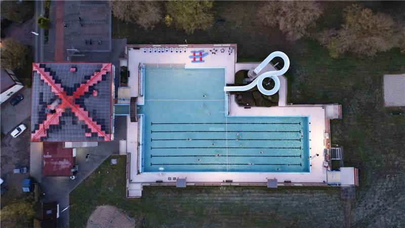 Früher als vielerorts: In Ostfriesland ist das Friesenbad in Weener dank Fernwärme schon geöffnet.