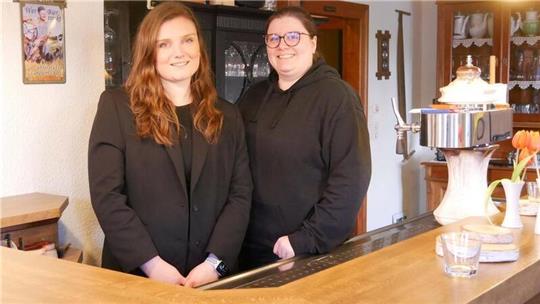 Früher haben sie in der Gaststube gespielt, jetzt stehen sie selbst als die Chefinnen hinter dem Tresen in Blankens Gasthof: Friederike Frank (links) und Karina Blanken.