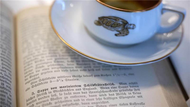 Pfauenpastete, Reiherbrust - und magere Kochkompetenz Früher kamen auch Reiherbrust oder Schildkrötensuppe auf den Tisch.