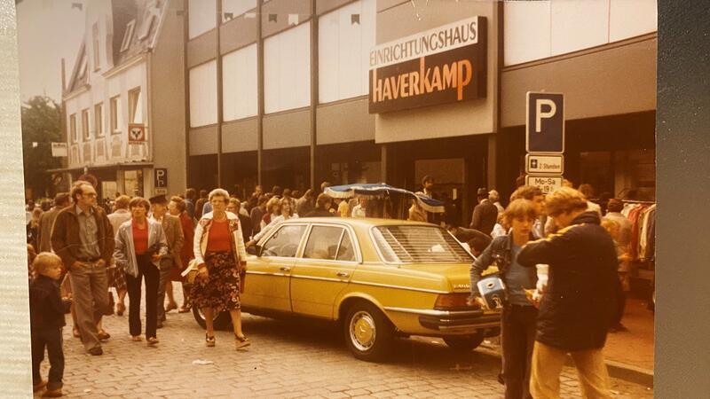Früher sah die Geschäftswelt in der Hauptstraße noch anders aus: Von 1975 bis 1986 war hier beispielsweise das Einrichtungshaus Haverkamp ansässig.