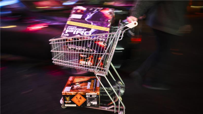 Früher sei weniger Feuerwerk gekauft worden, während heute Hunderte von Euro investiert werden, findet eine Leserin.