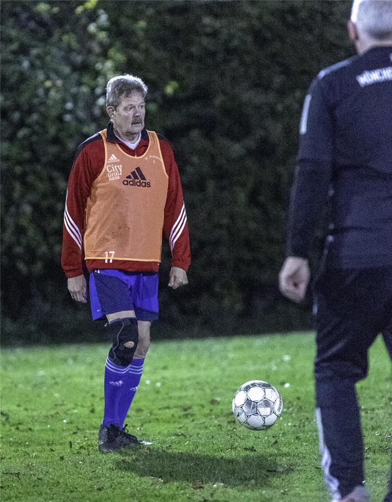 Warum Gehfußball in Hammah so viel mehr ist als nur Sport Früher spielte Uwe Ehrenberg meist im Tor, heute am liebsten im Sturm.