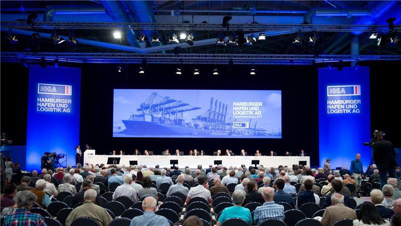 Früher trafen sich die Aktionäre noch in einem Saal. Am Donnerstag veranstaltet die HHLA ihre Hauptversammlung online. (Archivbild) 