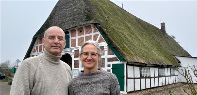 Keine Gelder für Sanierung von Dollerner Baudenkmal an der B73? Früher war das historische Fachwerkhaus an der B73 Tamckes alter Gasthof, eine Zeit lang Dollerns Bürgerhaus, heute ist es eine Zahnarztpraxis: Dr. Klaus-Peter und Sabine Wilkens wollen das Reetdach mit Hilfe von Fördermitteln erneuern. Fot