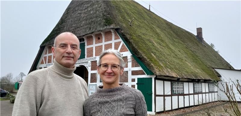 Früher war das historische Fachwerkhaus an der B73 Tamckes alter Gasthof, eine Zeit lang Dollerns Bürgerhaus, heute ist es eine Zahnarztpraxis: Dr. Klaus-Peter und Sabine Wilkens wollen das Reetdach mit Hilfe von Fördermitteln erneuern. Fot