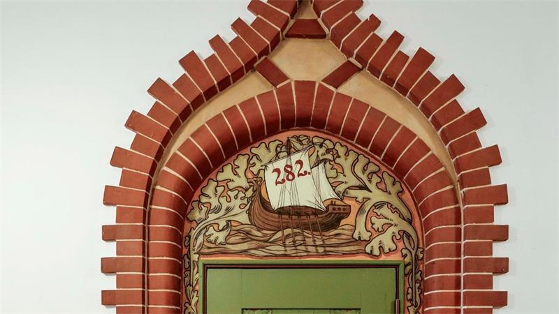Geschichte und Wandel: Ein Rundgang durch die Marineschule Früher wiesen die Schiffsbemalungen auf Waschräume hin.