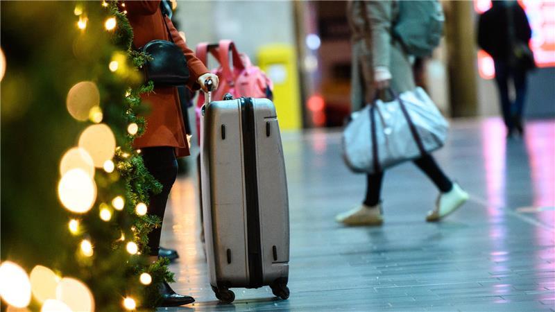 Frühbucher sparen: Bahn startet Fahrkartenverkauf für Weihnachtsverkehr Frühes Buchen, günstige Preise: Vom 17. bis 21. Oktober gibt es für Frühbucher zwölf Prozent Extra-Rabatt auf Online-Tickets.