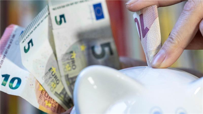 Frühes Sparen für die Kinder lohnt sich - es gibt aber bessere Wege als das Sparschwein (Archivbild)