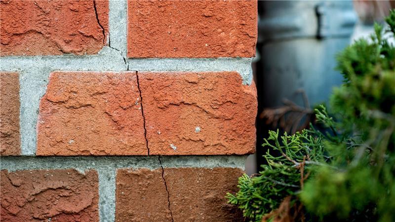 Frühjahrs-Check fürs Haus: Risse, Feuchtigkeit, Dach & Dämmung im Blick behalten. 