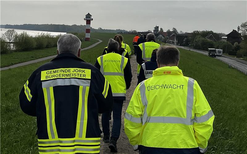 Der Elbdeich ist sicher - und trotzdem gibt es immer wieder Ärger Frühjahrsdeichschau: Der Elbdeich zwischen dem Lühe-Sperrwerk und der Grenze zu Hamburg (Cranz) ist sicher. Fast 15 Kilometer legten die Deichschützer zu Fuß zurück.
