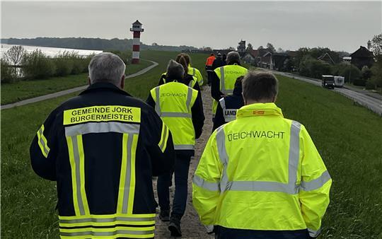 Frühjahrsdeichschau: Der Elbdeich zwischen dem Lühe-Sperrwerk und der Grenze zu Hamburg (Cranz) ist sicher. Fast 15 Kilometer legten die Deichschützer zu Fuß zurück.
