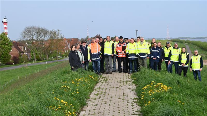 Der Elbdeich ist sicher - und trotzdem gibt es immer wieder Ärger Frühjahrsdeichschau an der Elbe in Jork-Borstel - mit Vertretern von Bund, Land, Landkreis, Deichverband, Feuerwehr und Kommune.