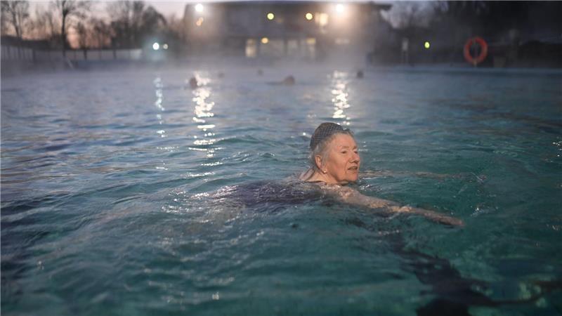 Frühstart in die Badesaison: Helga (86) schwimmt schon ihre erste Runde, während die Temperaturen langsam steigen.