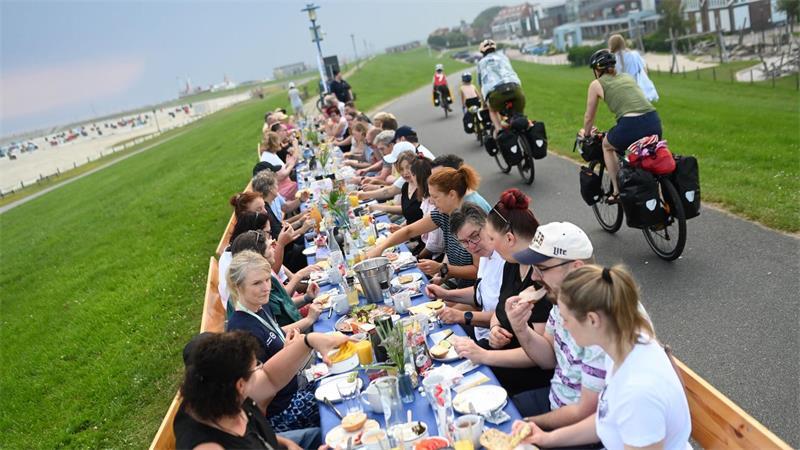 Frühstück am Nordsee-Deich wie hier in Neuharlingersiel.