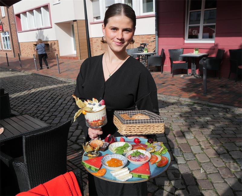 Süße Sünde: Sommerflair schon zum Frühstück am Buxtehuder Fleth Frühstück ist fertig! Servicemitarbeiterin Miri serviert hausgemachte Leckereien.