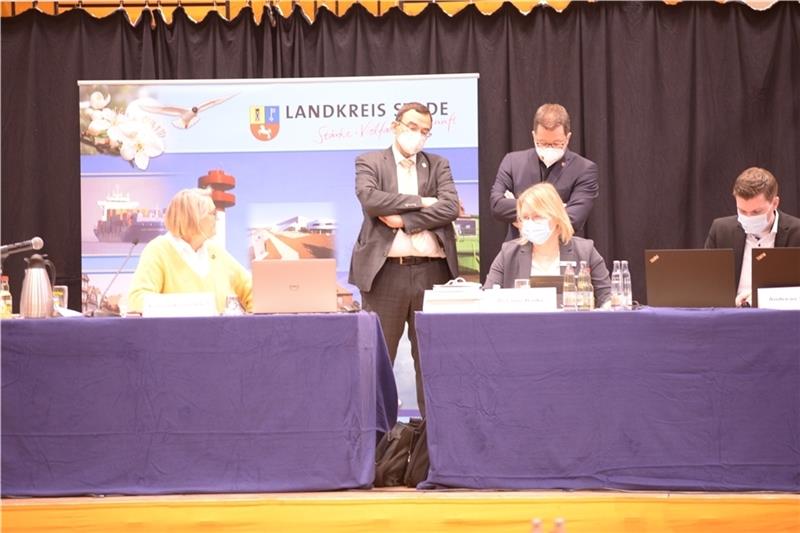 Frust: Selbst nach eineinhalb Stunden und mehreren Versuchen konnte die Kreistag nicht durchgeführt werden. Auf dem Bild sind der Erste Kreisrat Thorsten Heinze (links), Mitarbeiterin Melanie Barke und Landrat Kai Seefried. Foto Wisser