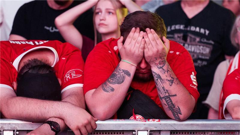Essener Hüning motzt wegen Futkeu: „Komplett lächerlich“ Frust bei Fans in Essen.