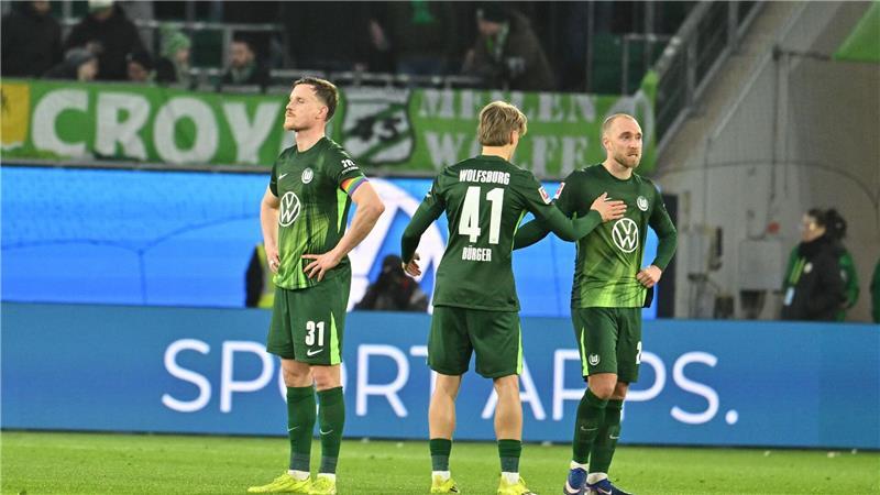 Wolfsburgs Bauer schonungslos: „Wie eine Schülermannschaft“ Frust pur bei Wolfsburgs Kapitän Yannick Gerhardt (l) und seinen Teamkollegen Jan Bürger (M.) und Christian Eriksen.