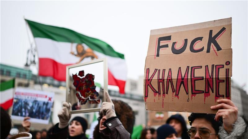 „Fuck Khamenei“, steht auf einem Schild während einer Demonstration zur Unterstützung der landesweiten Massenproteste gegen die Regierung im Iran.