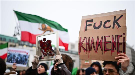 „Fuck Khamenei“, steht auf einem Schild während einer Demonstration zur Unterstützung der landesweiten Massenproteste gegen die Regierung im Iran.