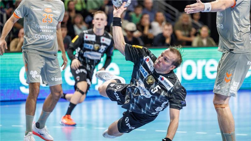 Füchse-Kapitän Max Darj ist wenig erfreut über die Ansetzung des Topspiels gegen Kiel. (Archivfoto)