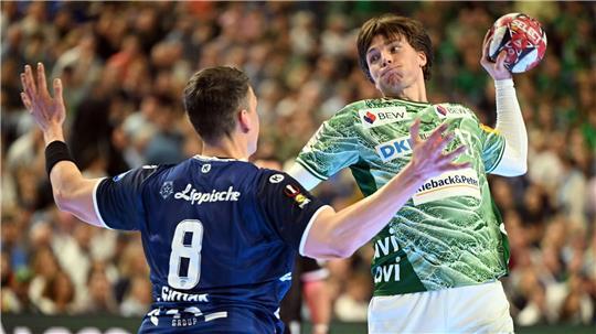 Füchse-Nationalspieler Nils Lichtlein setzt zum Wurf gegen Lemgos Frederik Simak an