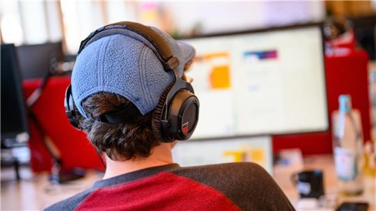 Fühlen sich Kolleginnen gestört, leidet die Arbeitsleistung oder gibt es vielleicht sogar Sicherheitsbedenken? Ist die Antwort nein, sollte Musik am Arbeitsplatz erst mal kein Problem sein.