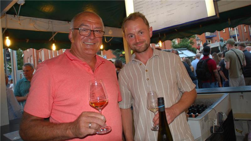 Fühlen sich beim Buxtehuder Weinfest fast wie zu Hause: Die Winzer Siegfried Eckes (links) und Lukas Bicking vom gleichnamigen Bio-Weingut an der Nahe.