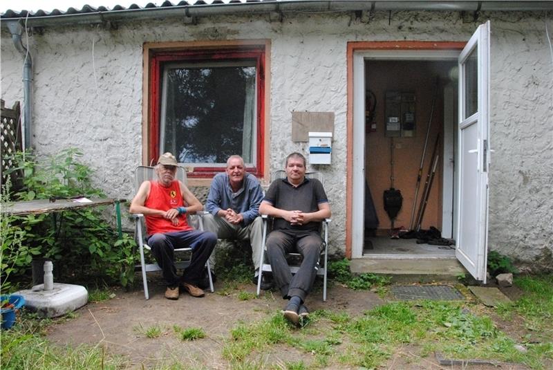 Fühlen sich im Grunde ganz wohl in der Unterkunft im Fredenbecker Weg: Herbert Neumann, Sven Kiaups und Joachim Kruse (von links). Foto: Stief