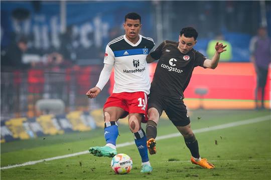 Führen derzeit die Zweitliga-Tabelle an: Ransford-Yeboah Königsdörffer (links/HSV) und Manolis Saliakas vom FC St. Pauli. Archivfoto: dpa