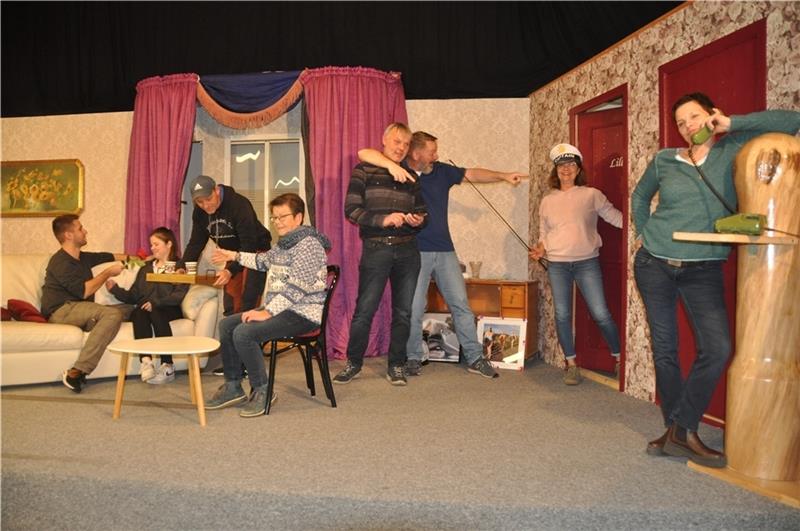 Theater in Elstorf: Diese Pension ist in Wahrheit ein Bordell Führen ihre neue Komödie auf: die Spielerinnen und Spieler des Elstorfer Gesangsvereins. Foto: Felsch