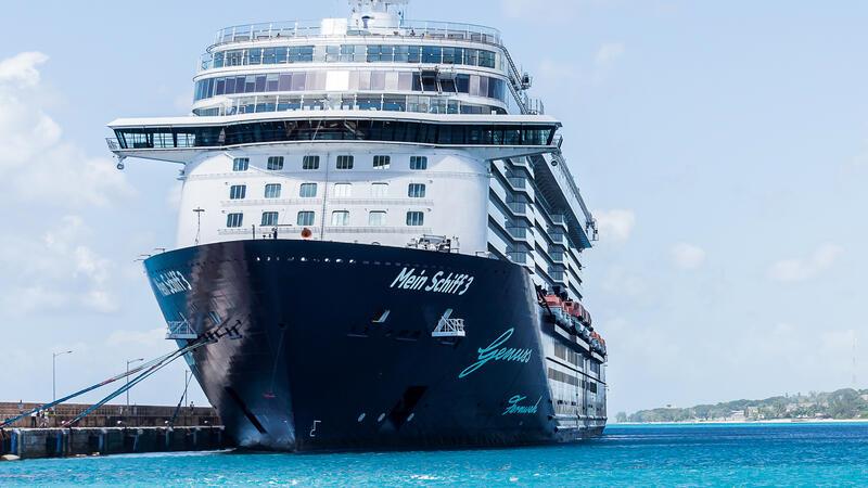 Heiraten auf dem Kreuzfahrtschiff: Ein riesiges Geschäft Führt die „Mein Schiff 3“ und traut Hochzeitspaare: Kapitän Panagiotis Varotsos.