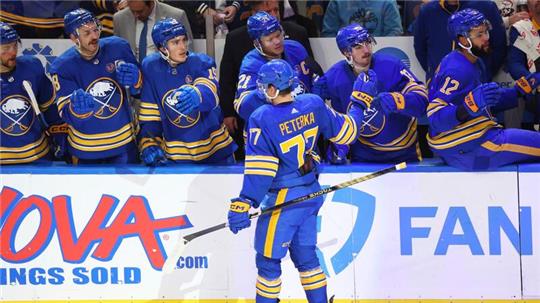 Führte sein Team gegen die Minnesota Wild zum Sieg: Buffalos JJ Peterka (77).