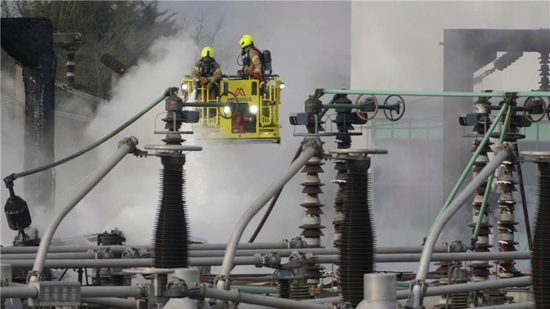 Führte zum Stromausfall Flughafen Heathrow: Feuerwehrleute löschen das Feuer im Umspannwerk North Hyde.