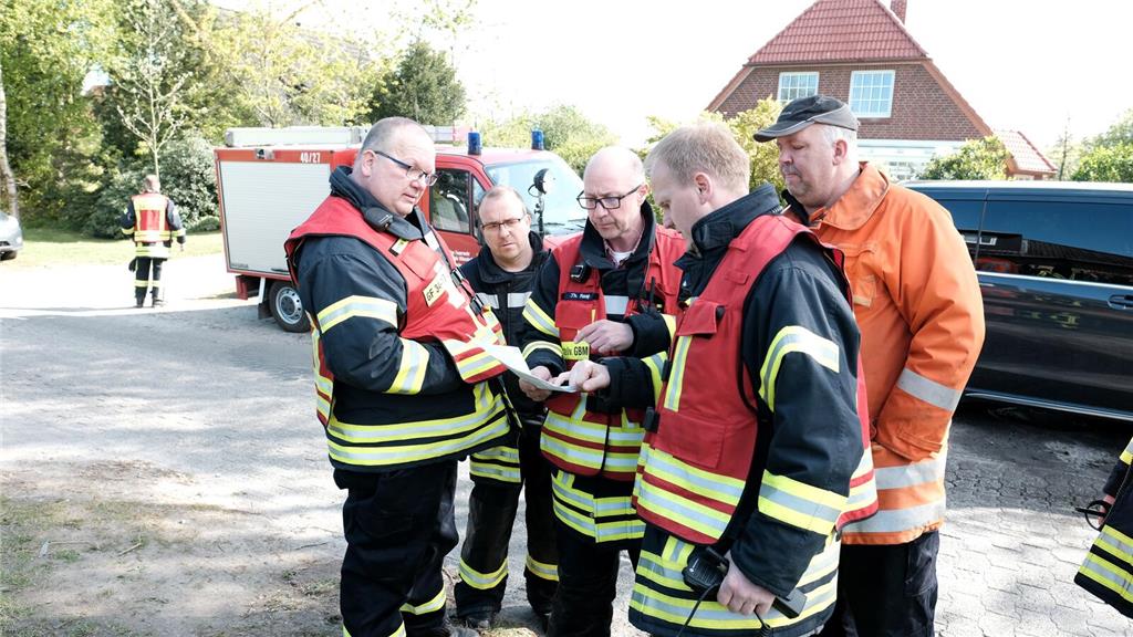 Führungskräfte der Feuerwehren aus der Samtgemeinde Oldendorf-Himmelpforten bei der Einsatzbesprechung.